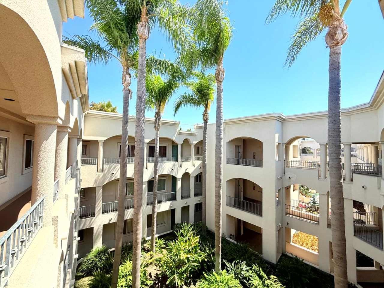 Gorgeous Spacious 2 Bedroom - 2 bath top floor Condo a few blocks from downtown Culver City