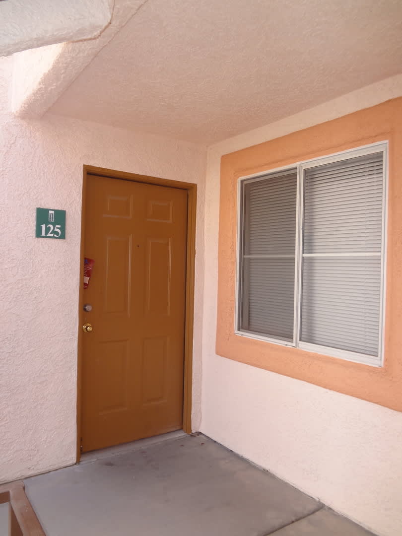 2 BEDROOM 2 BATHROOM LOCATED IN GATED COMMUNITY WITH COMMUNITY POOL AND SPA.