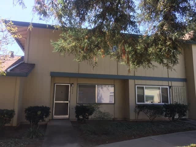 Cozy  Centrally Located 3 Bedroom Townhouse in Fremont!