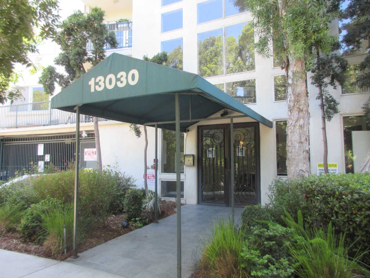 Beautiful Condo on Valleyheart Drive in the heart of Studio City - REDUCED!
