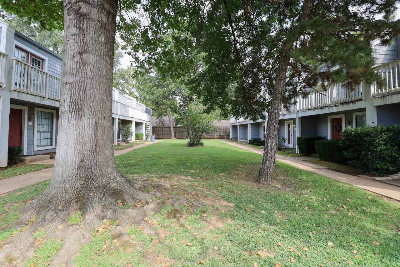 Bright  Spacious 1 Bed / 1.5 Bath Townhome in Midtown Tulsa – Fireplace • Patio • In-Unit Laundry