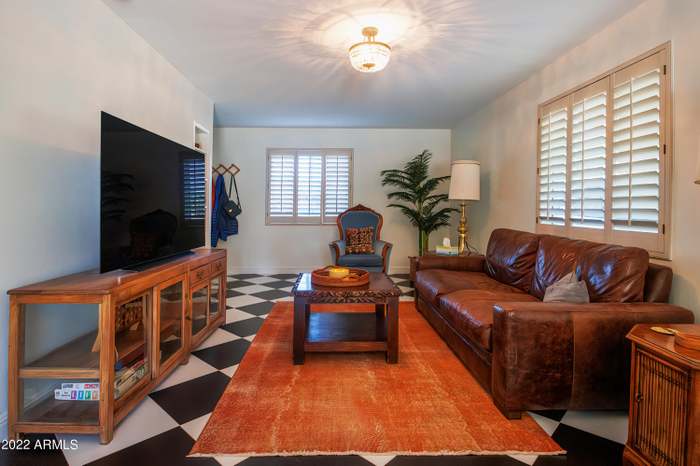 3547 East Meadowbrook Avenue