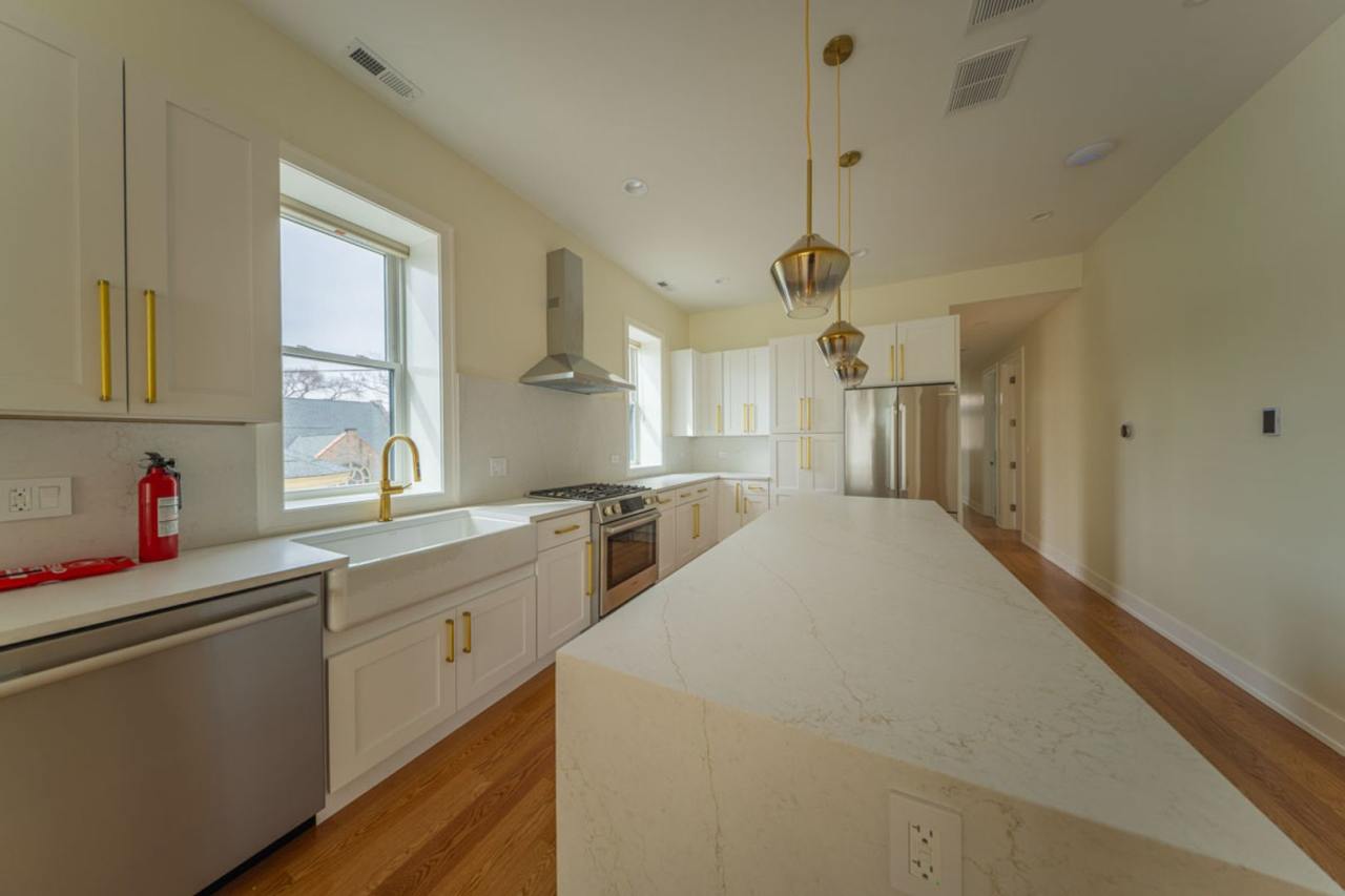 Luxurious 3b/2b + Den Living in Lincoln Park