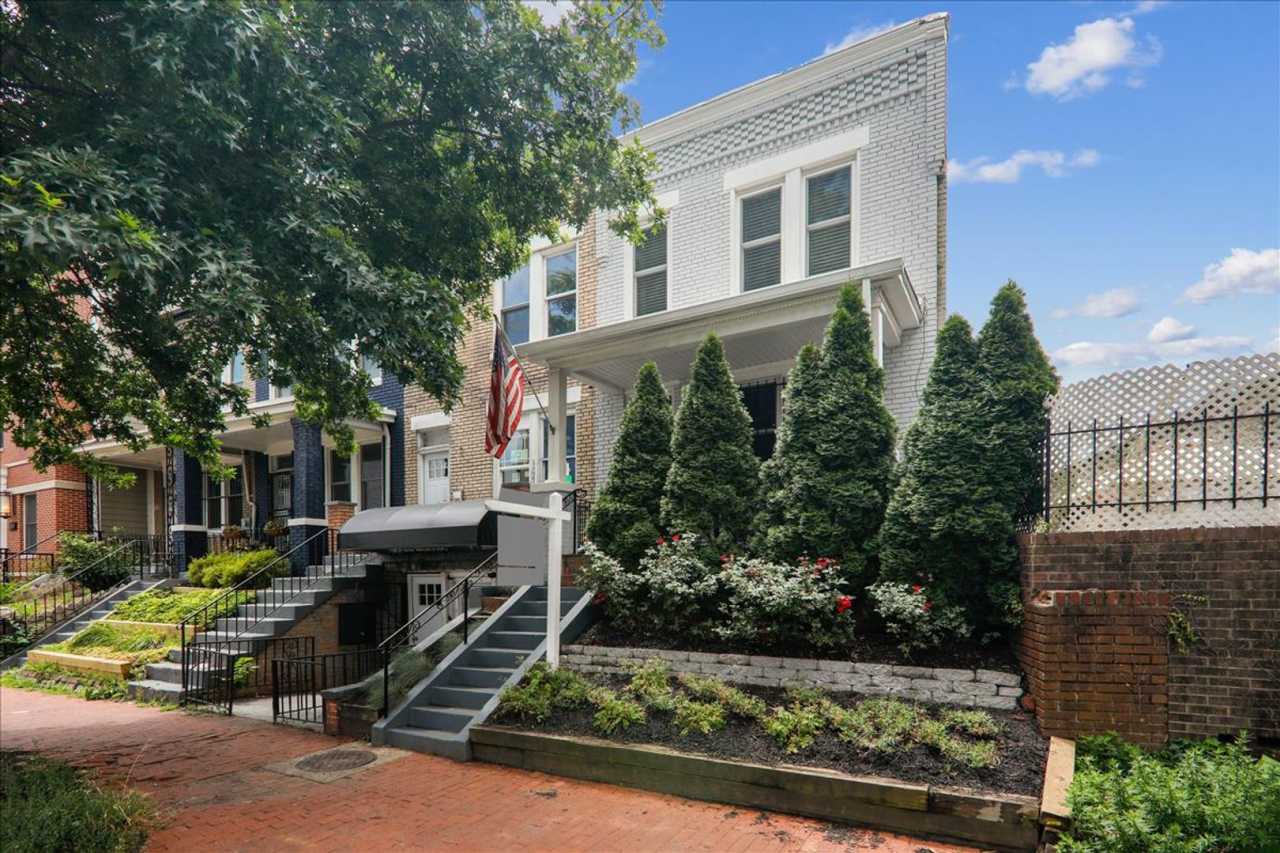 END UNIT 2 + 1.5 Fantastic on Florida! 2 Bed 1.5 BA W/Tandem Parking for 2