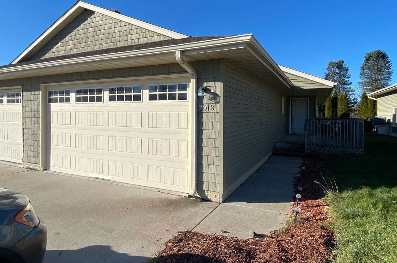 3 Bedroom 3 Bath and lots of living space! With main bedroom private bath!