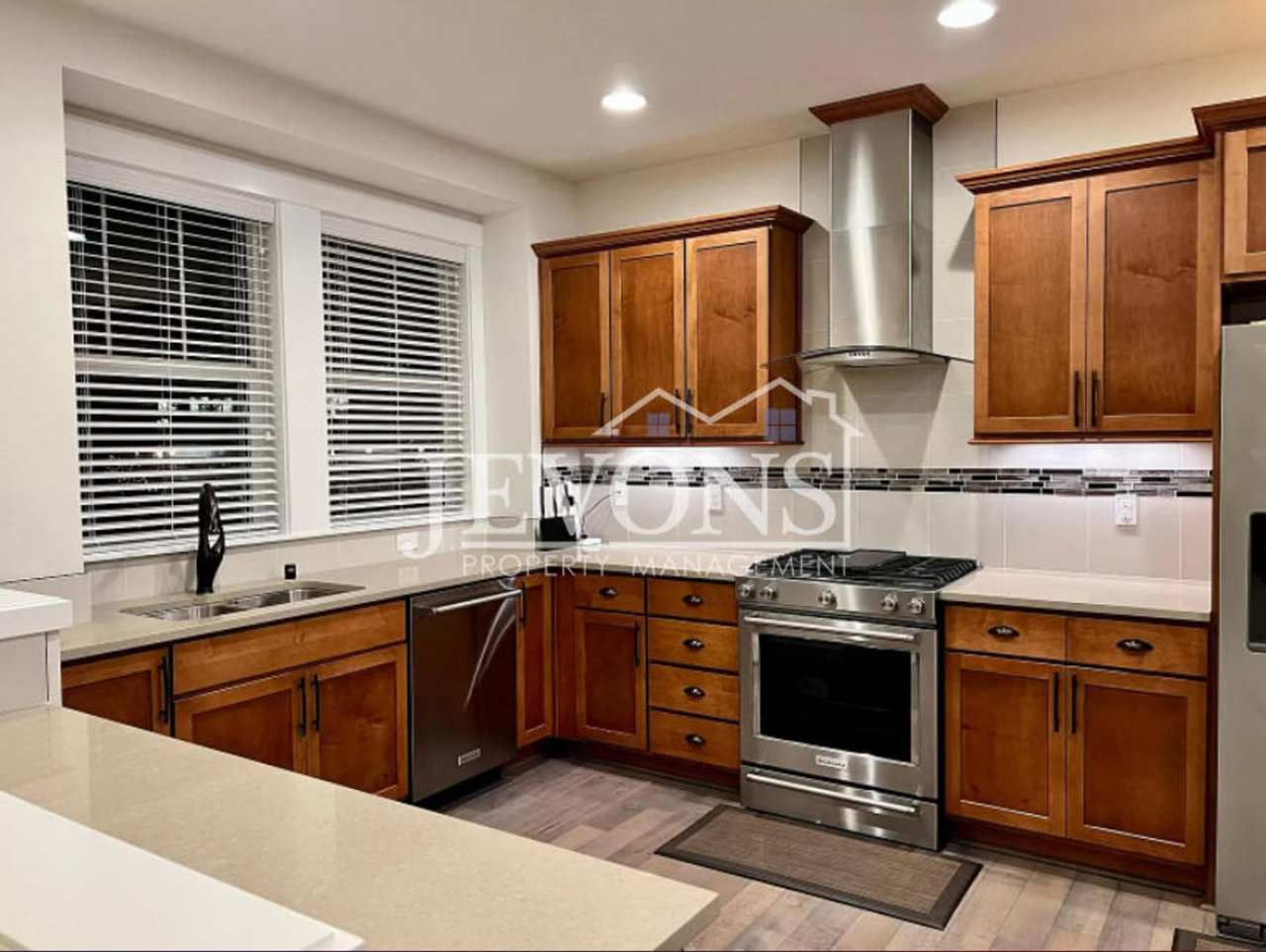 Spacious 3-story townhome in Issaquah Highlands – Top schools, minutes from Lake Sammamish, walking distance to Grand Ridge Plaza!