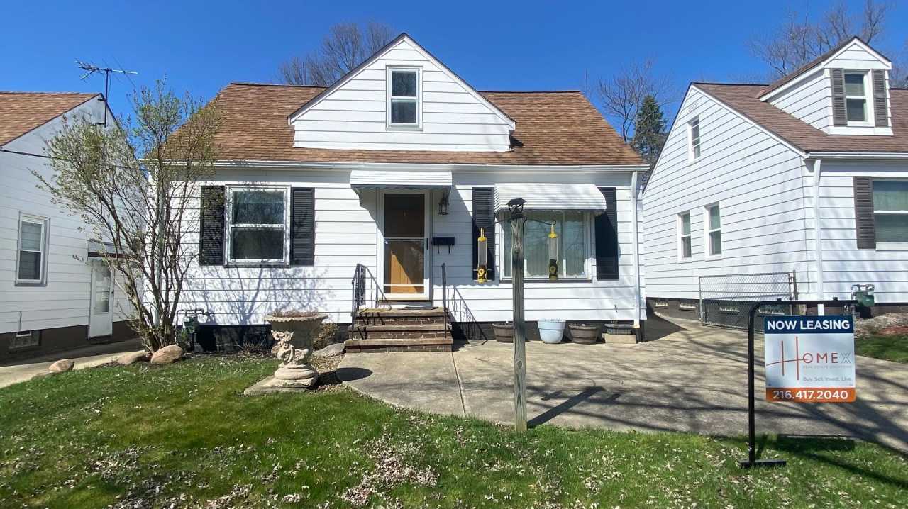 Charming 3-Bedroom, 2-Bathroom Home In Maple Heights