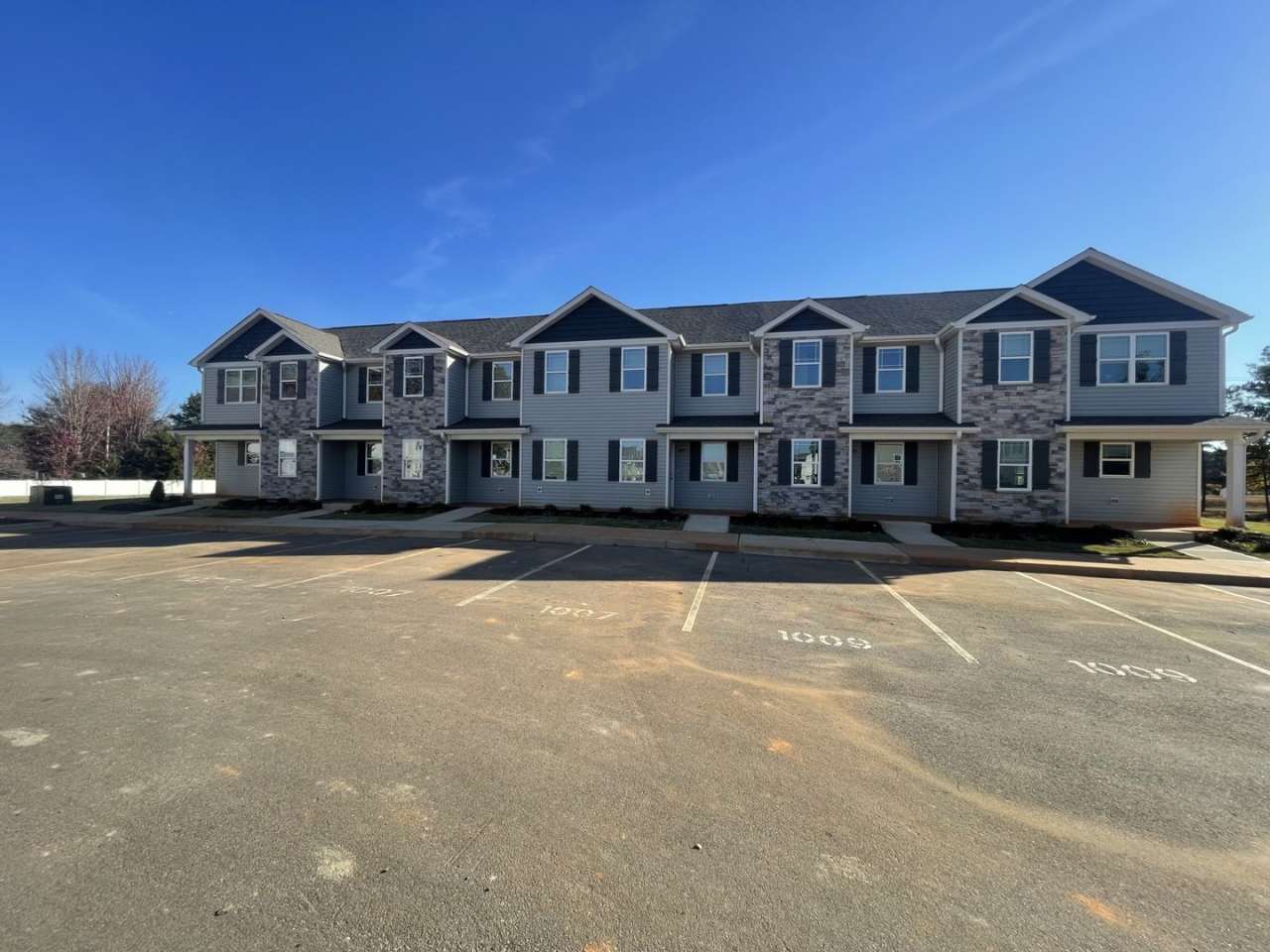 3 Bd 2.5 Ba end unit townhouse