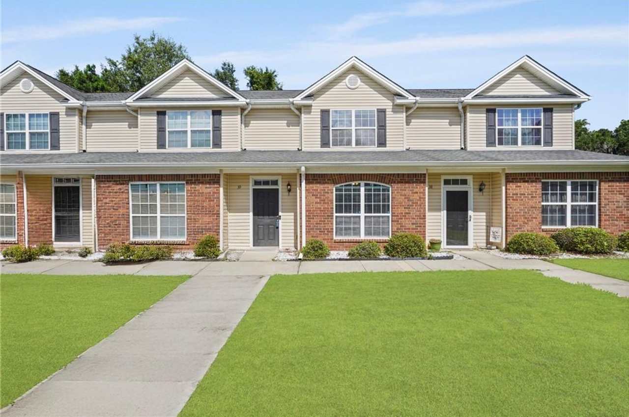 Spacious 3-Bedroom Townhouse in Prime Savannah Location, Move-in Special: FREE RENT for December!!