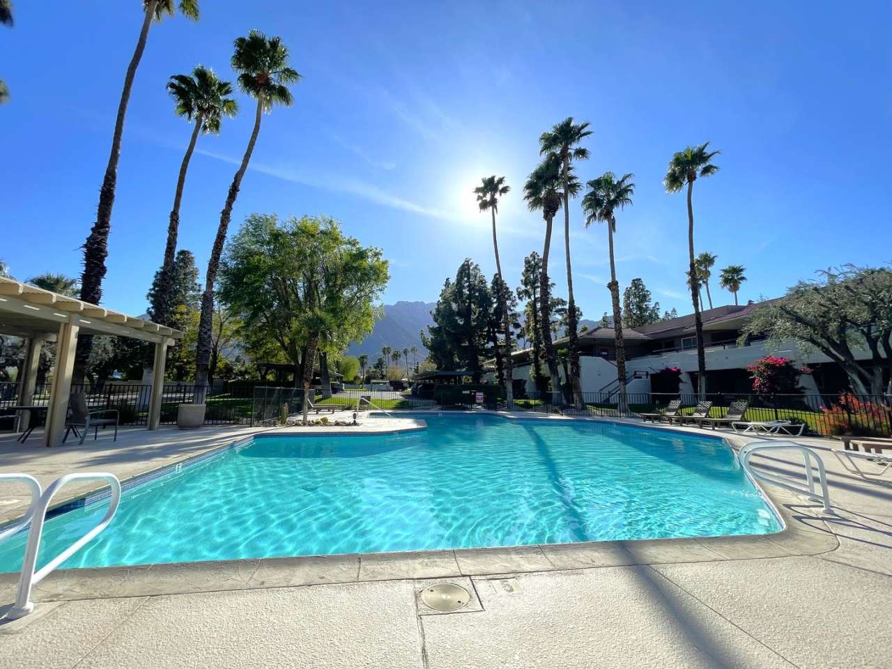 AVAILABLE NOW! 1 Bed 1 Bath Apartment in Palm Springs!