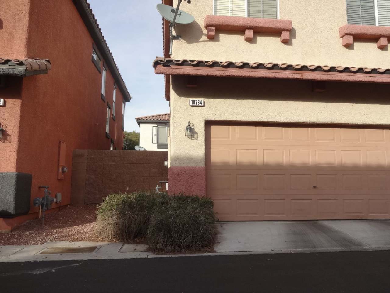 3 BEDROOM, 2.5 BATH HOME WITH OPEN FLOORPLAN, ISLAND KITCHEN