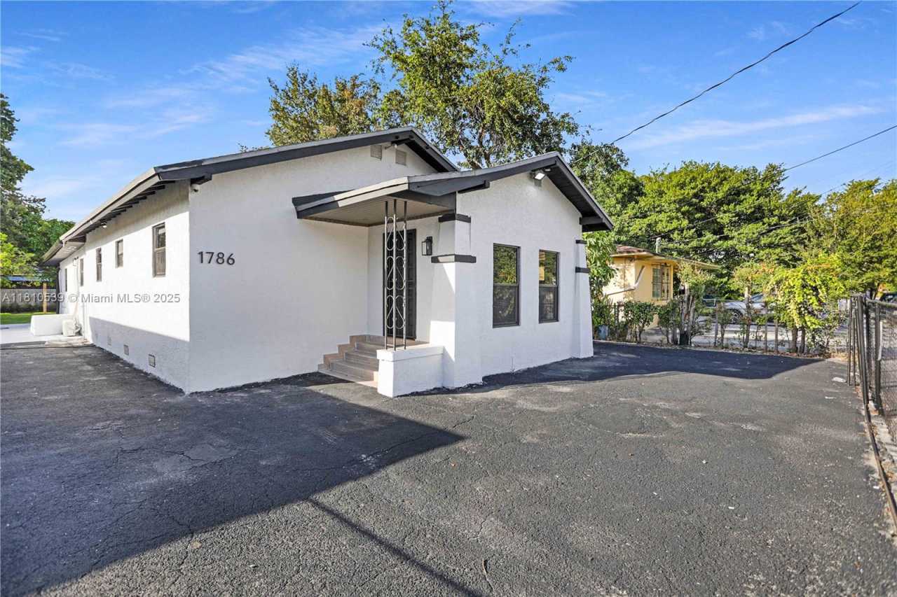 1786 Nw 15th St