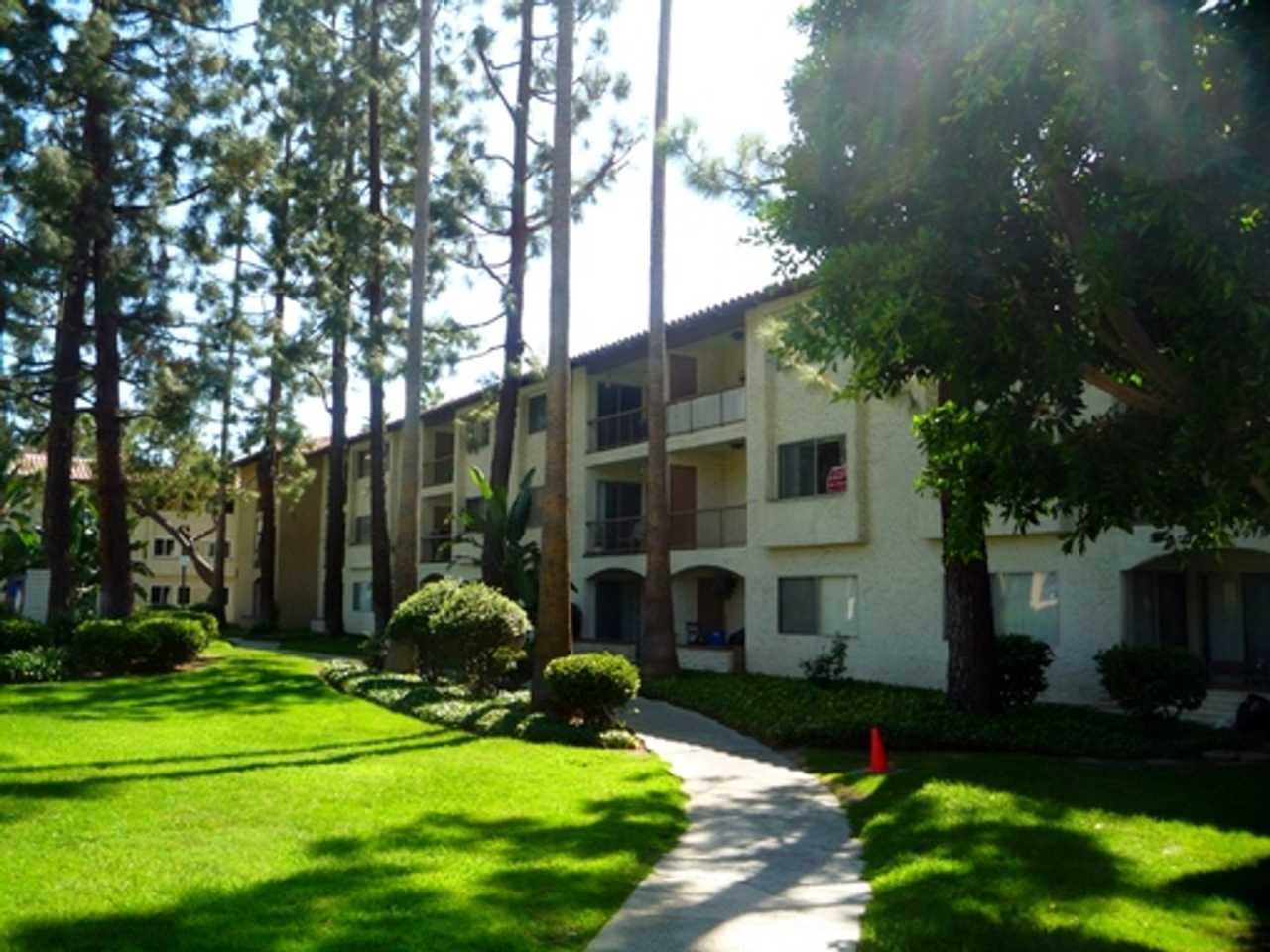 San Diego Mission Remodeled Top Floor One Bedroom Condo w/ Pool View