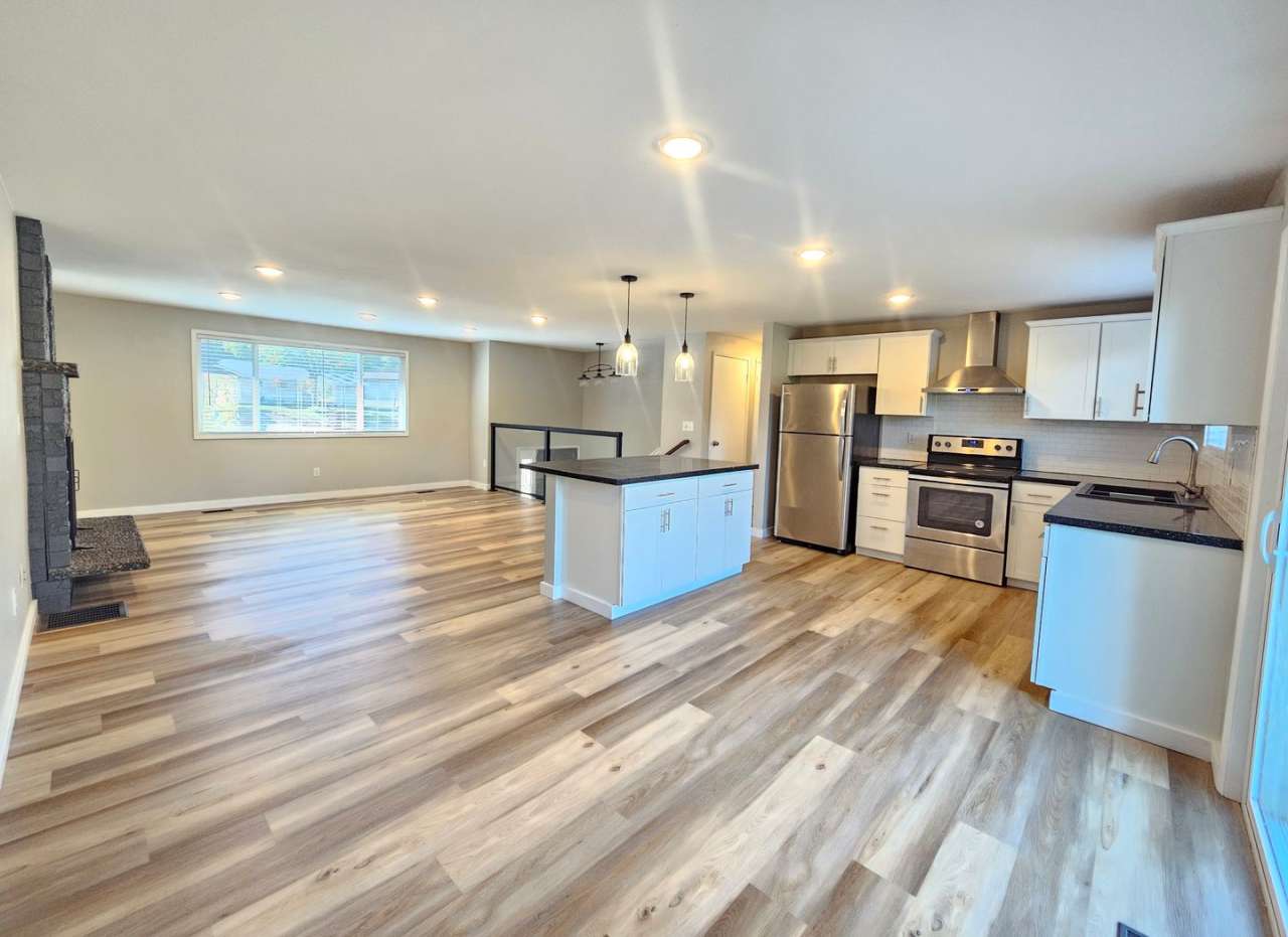 $3,100 - 3 Bed / 2 Bath Stunning and Modern Home in South Hill