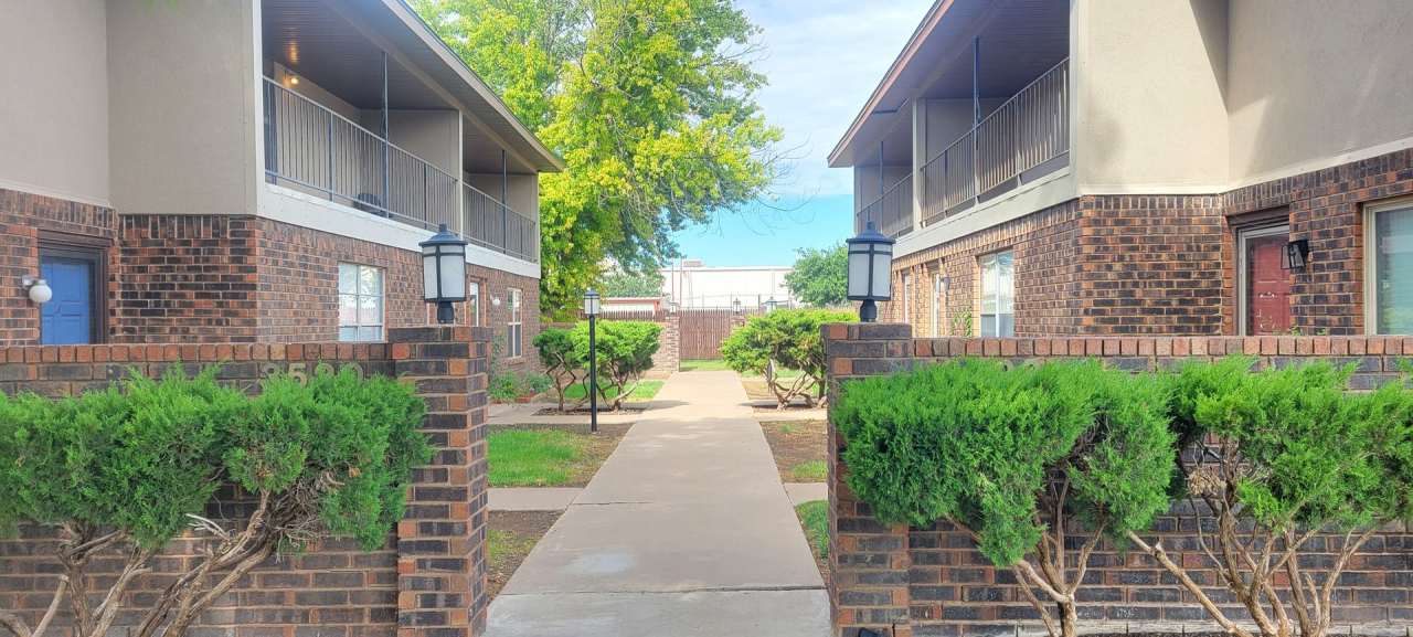 UPDATE CONDOMINIUM IN COLONIAL PARK