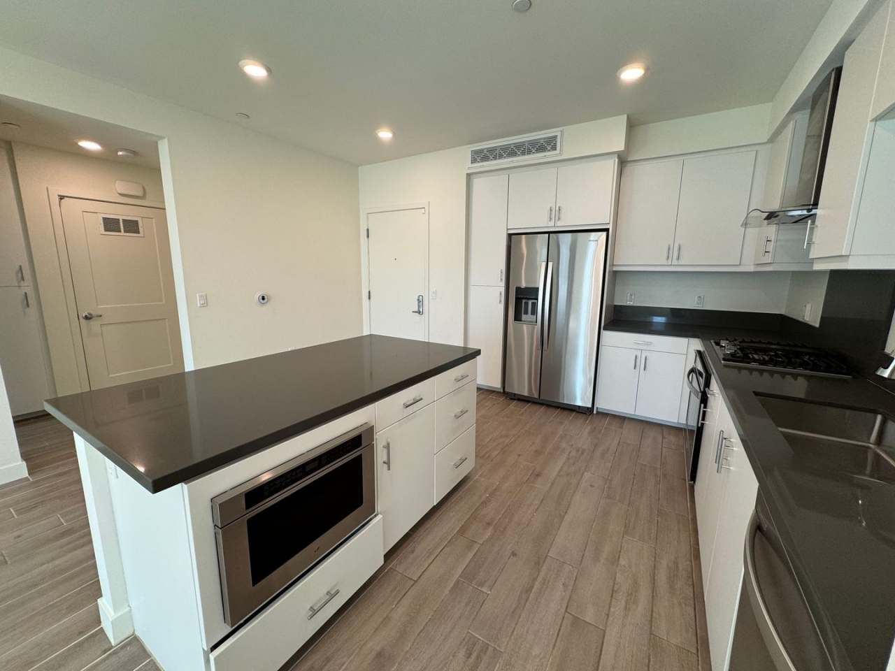 Stunning 2Bd/2Ba Condo in Heart of Irvine! **$500 Off First Months Rent!**