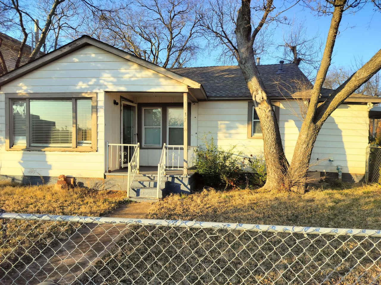 2 bed 1 bath house with central heat and air conditioning and washer/dryer hookup in Edmond, OK