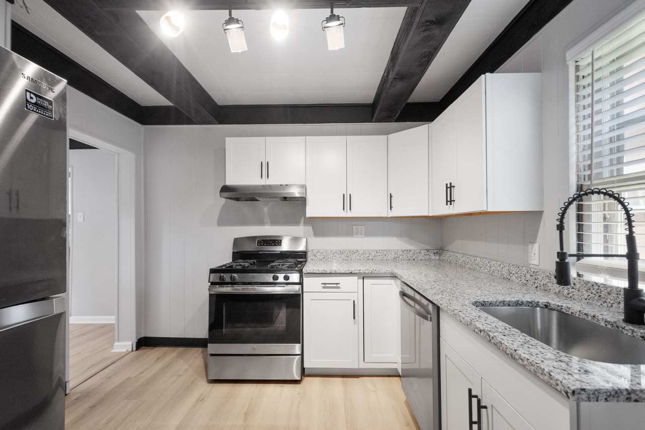 SCORE 50% OFF 1ST MONTH'S RENT IF SIGNED BY DEC 5! Stunning 5 bedroom home in Sheraden available Dec 15!