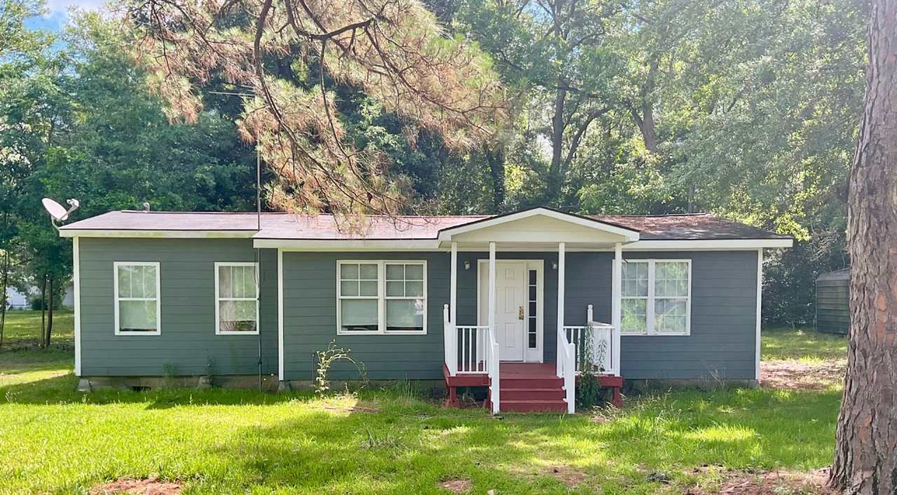 Ideal for Families or Roommates: 4BR/3BA Lakefront Home with Dual Private Suites