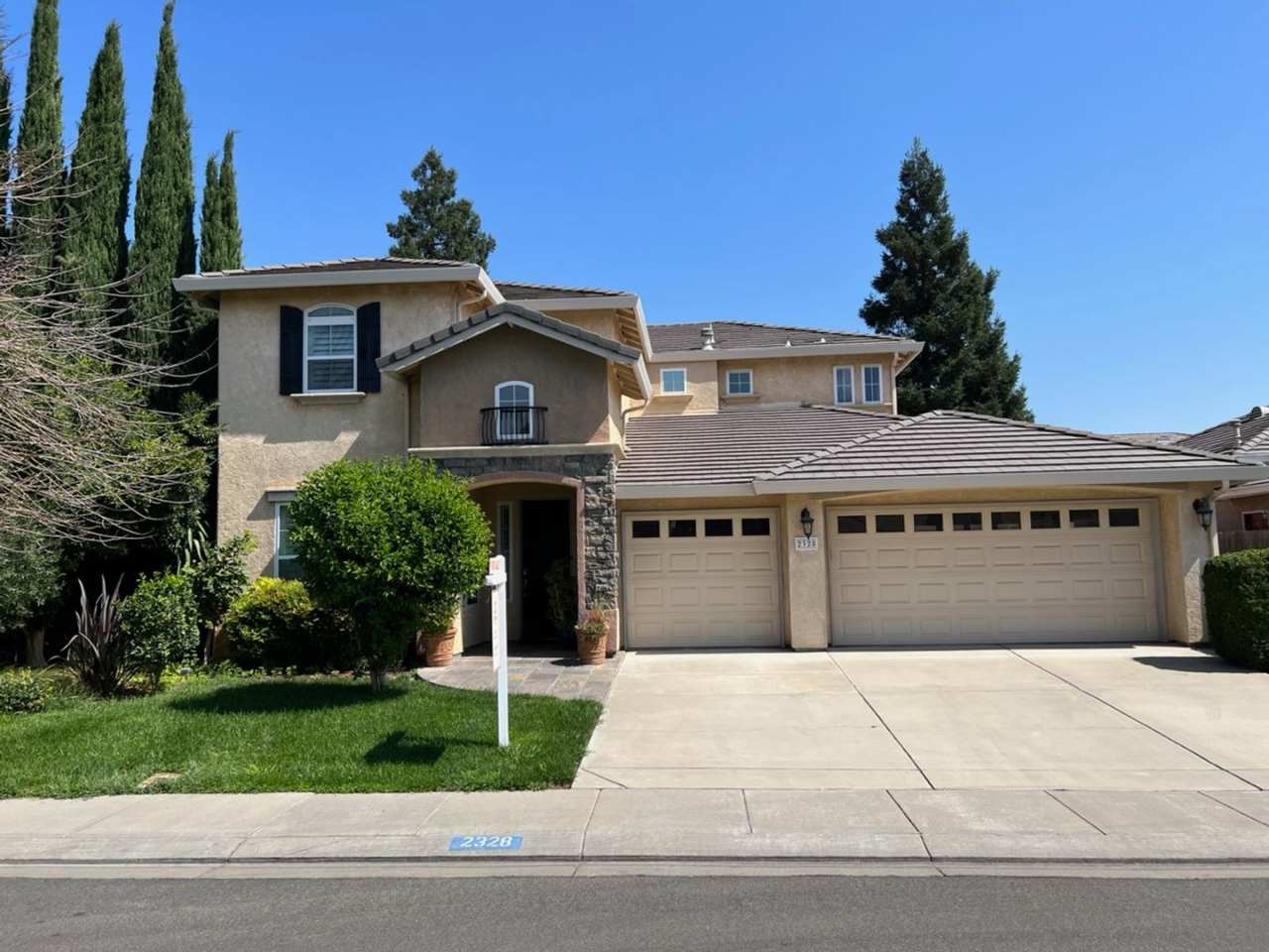 Large 4 bedroom plus a loft with 3 car garage in Sylvan School District!