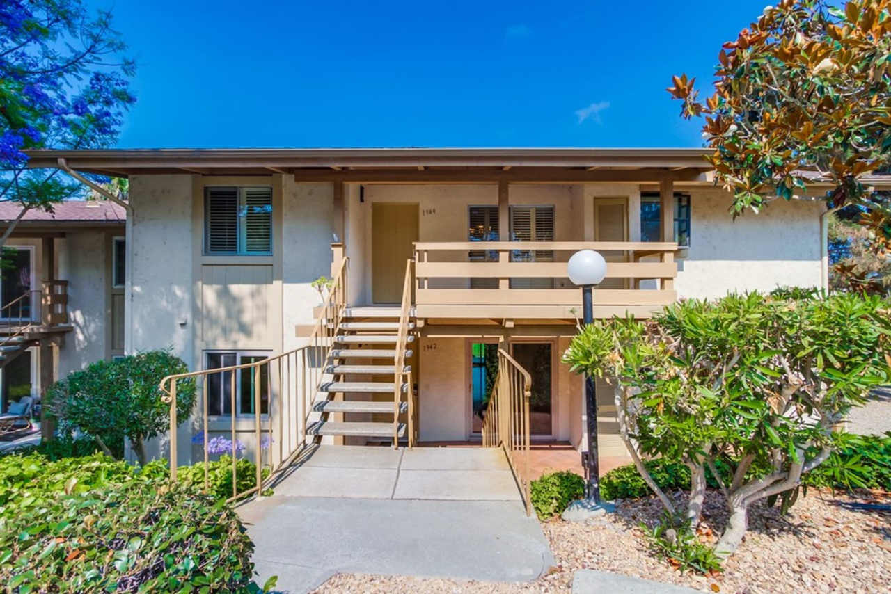 Gorgeous Upper Unit Condo in Fairway Knolls – Lake San Marcos