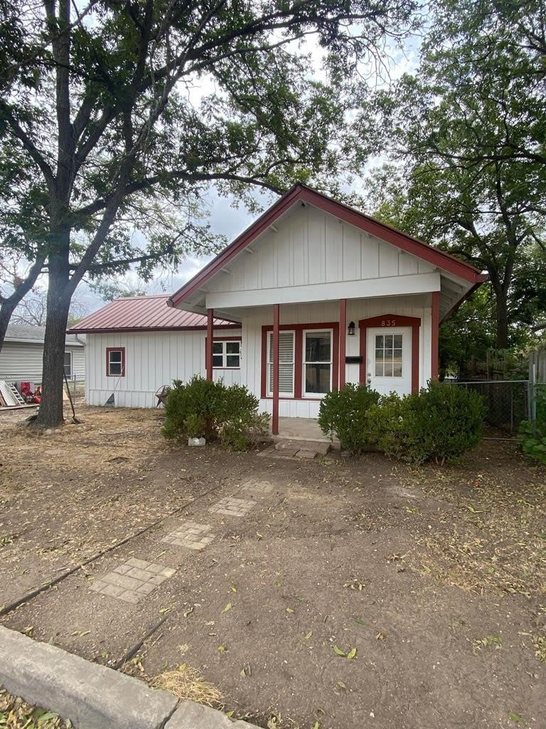 835 Robinson Ave