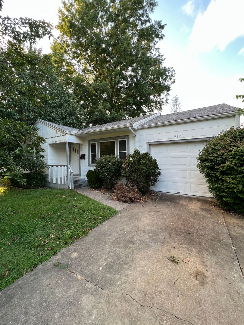 Beautiful 2 bedroom 1 bath 1 car garage