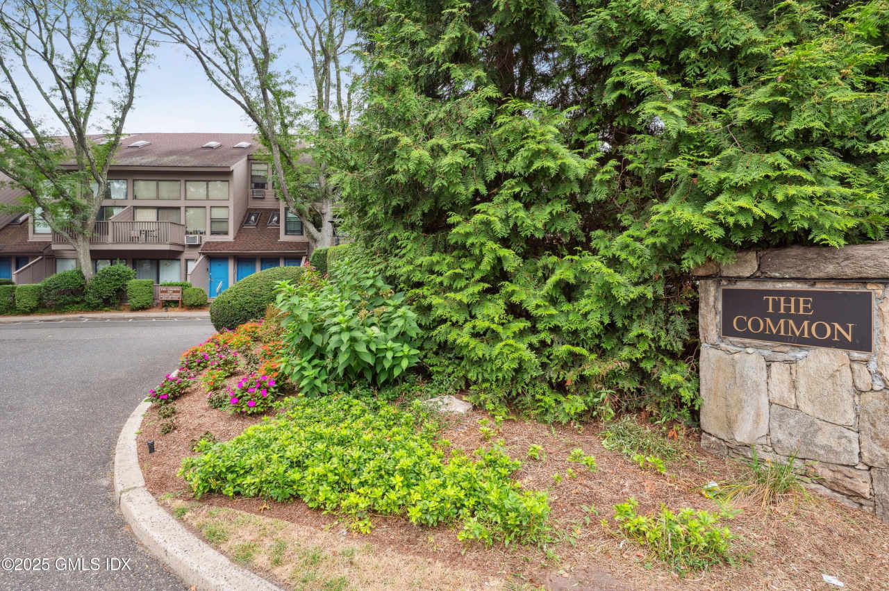 1465 E Putnam Avenue