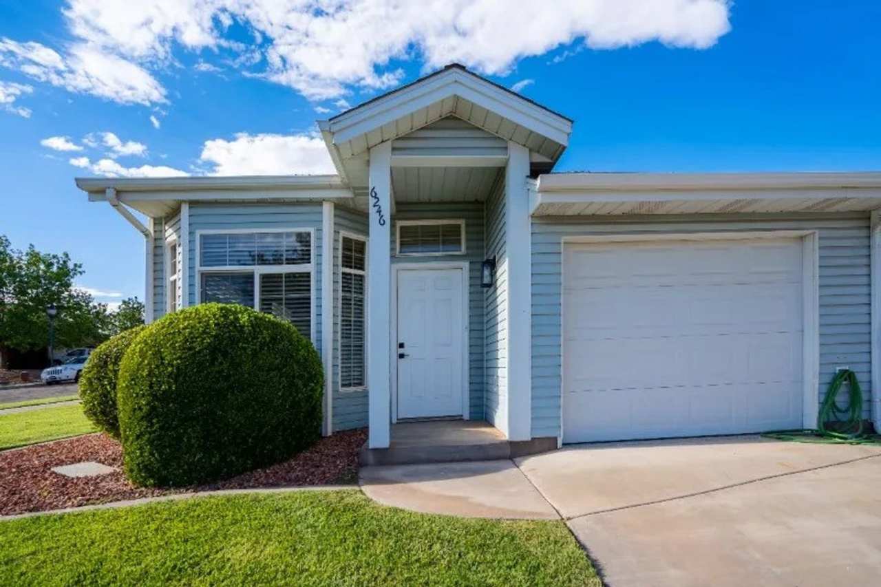 Cozy 3 Bedroom Home. Dog Friendly!