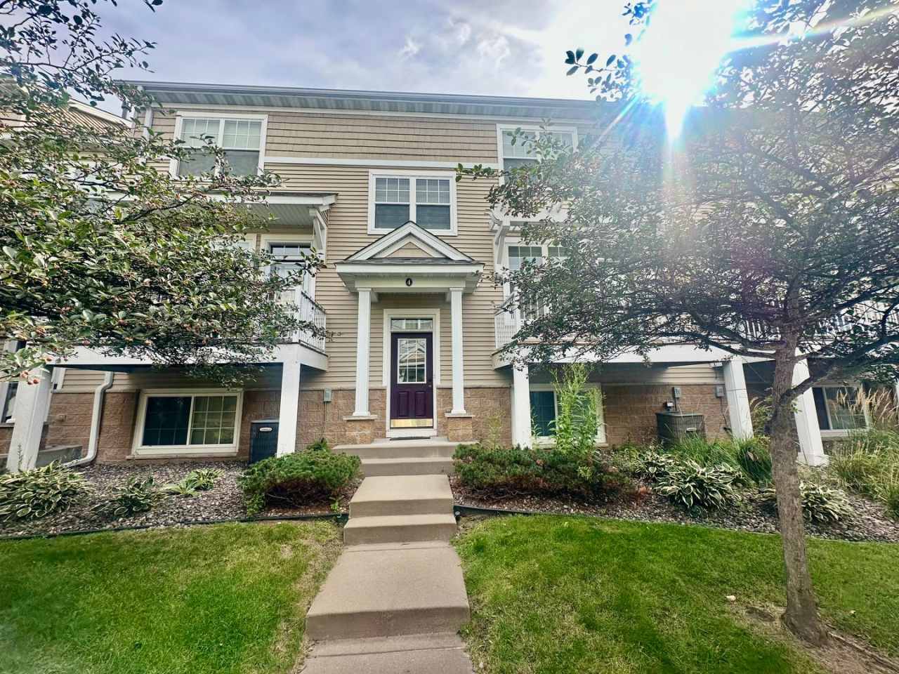 Gorgeous X-Large 4 Bedroom Townhome in Maplewood!