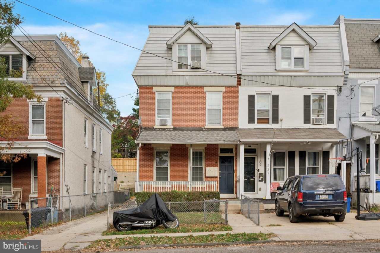 235 ROCHELLE Avenue unit: First Floor