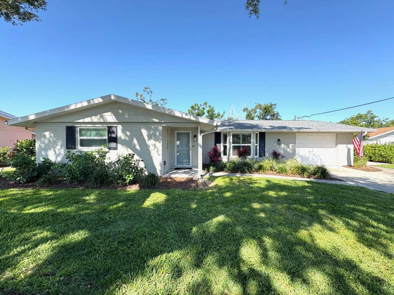 Beautifully Updated 2-Bed/2-Bath Home in Gulf Gate – Prime Sarasota Living!