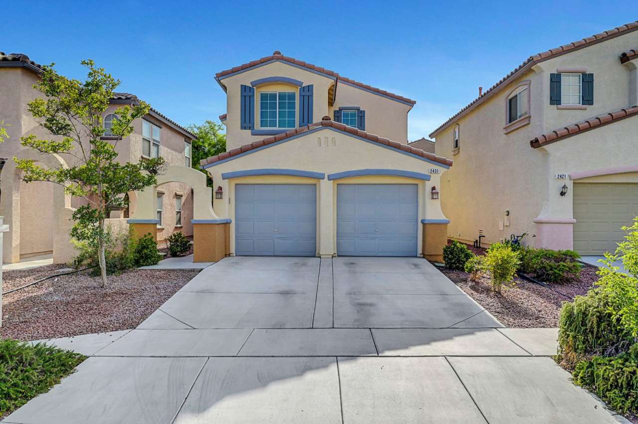 Great 4 BD Summerlin Willows Home- DOWNSTAIRS BEDROOM AND BATH!!! Within Walking Distance to NEW Whole Foods. a MUST SEE!