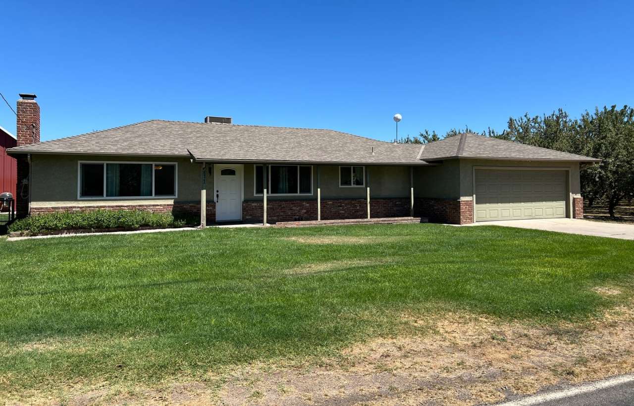 2 bedroom country home in Escalon!