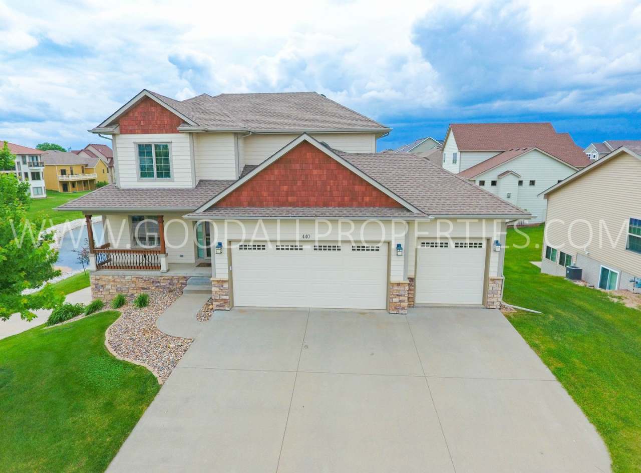 Gorgeous 3 Bedroom executive home in a prime Waukee location!
