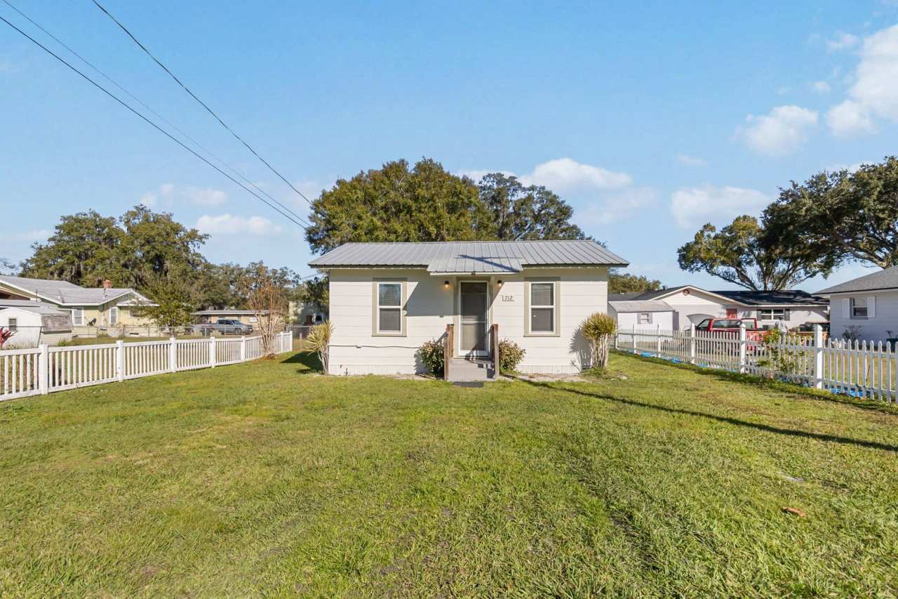 Charming 1/1 Home in St. Cloud Close to the Lakefront Park