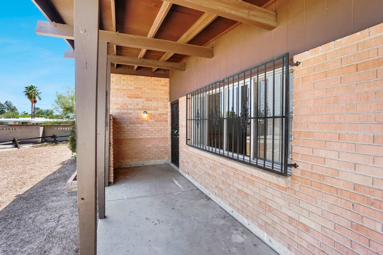 Eastside home- 4 bedroom/ 2 bathrooms, pool and large backyard