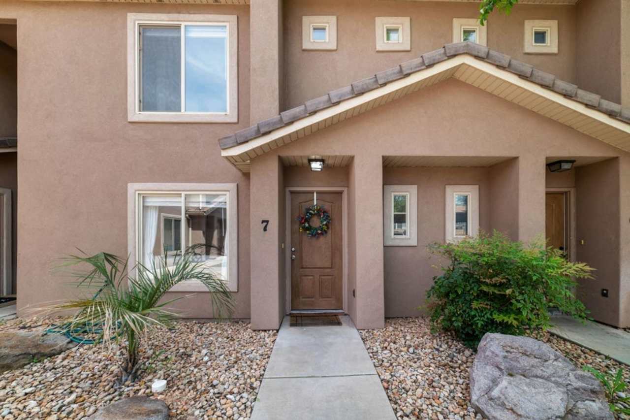 3 Bedroom End Unit Townhome!