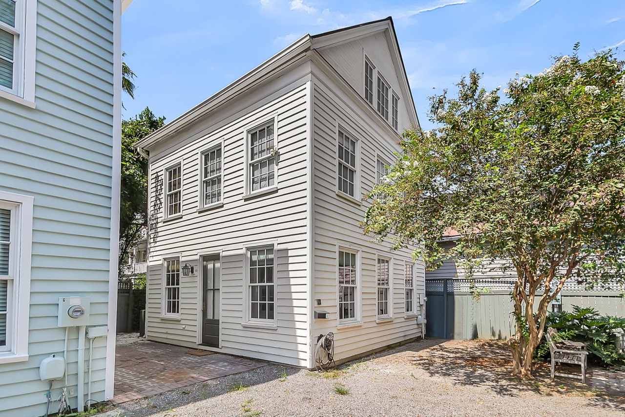 3 Bedroom 2.5 Bath House in the hip Elliotborough neighborhood of Downtown Charleston!