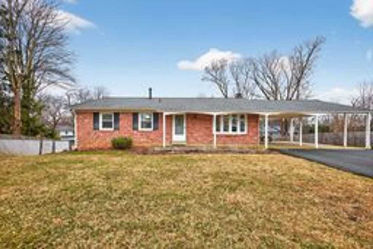 Fantastic 4BR/3BA Rambler on Redland Rd in Rockville!