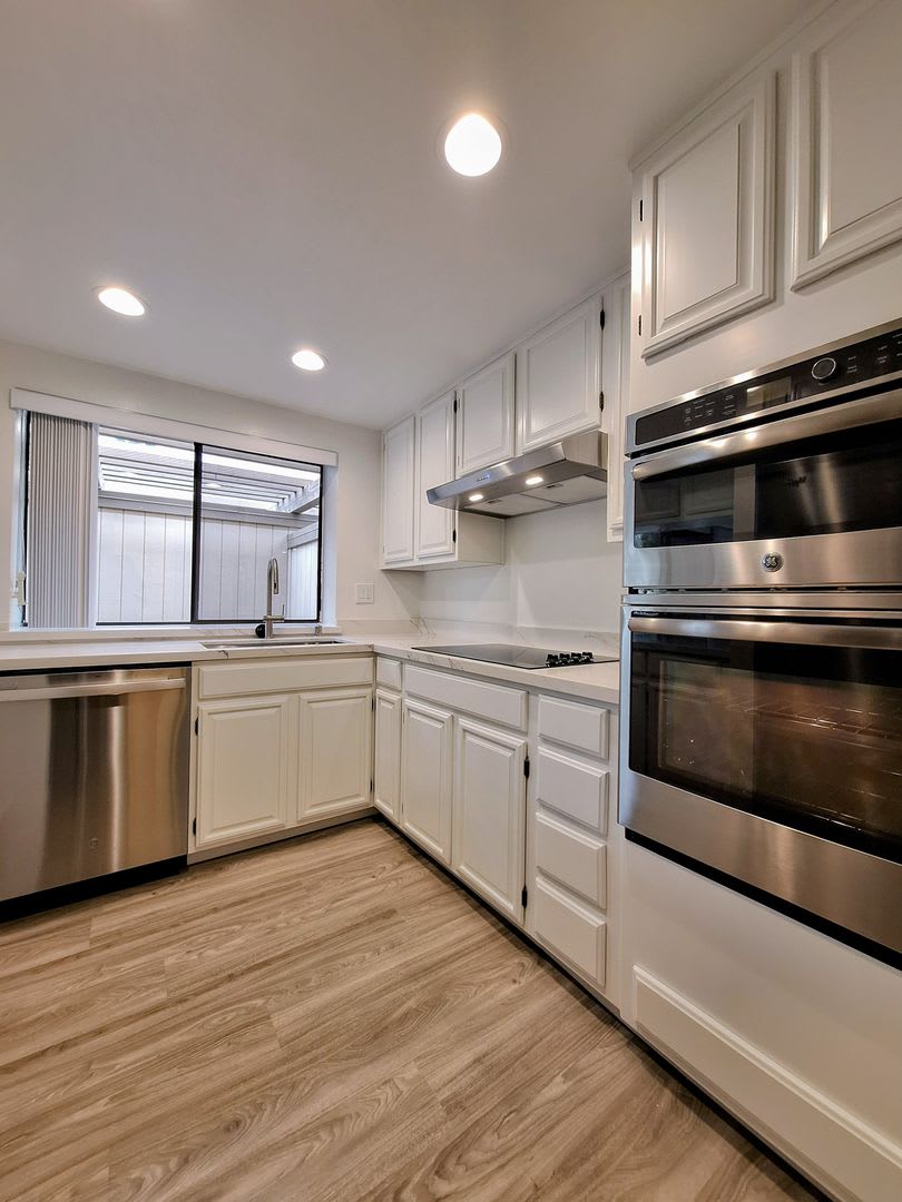 Remodeled 3bd 3-Story Townhouse With Attached Garage