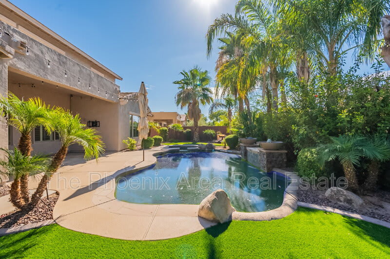 716 E Runaway Bay Pl