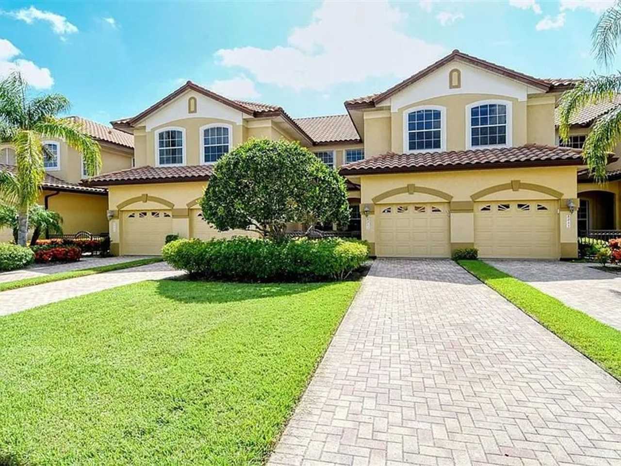 ** 3 MONTH MINIMUM - 9 MONTH MAXIMUM LEASE OPTIONS ** GORGEOUS TURNKEY FURNISHED CONDO LOCATED IN THE HIGHLY SOUGHT AFTER MIRMAR COMMUNITY AT LAKEWOOD RANCH COUNTRY CLUB!