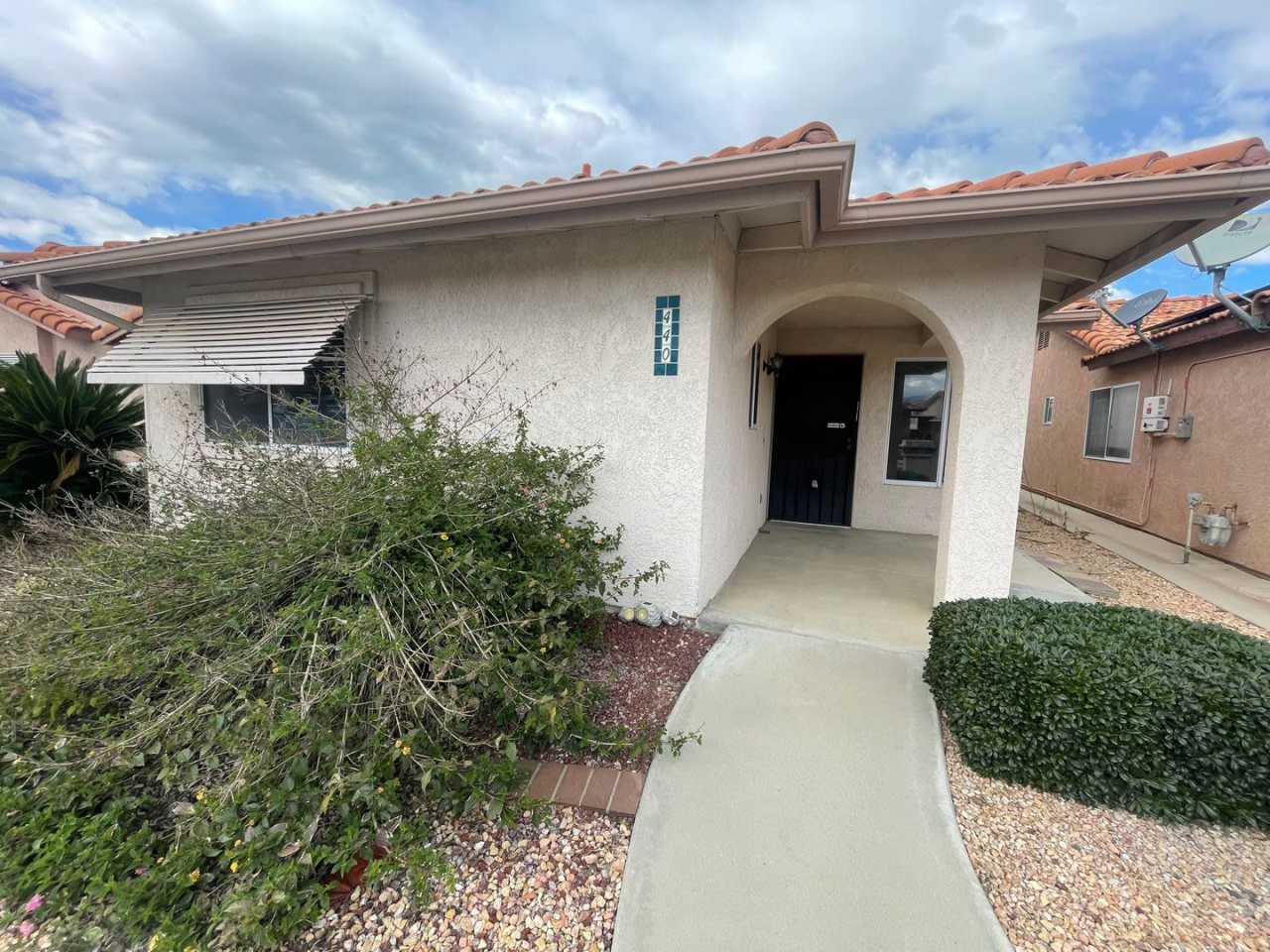 Two Bedroom Two Bathroom Home in Hemet!