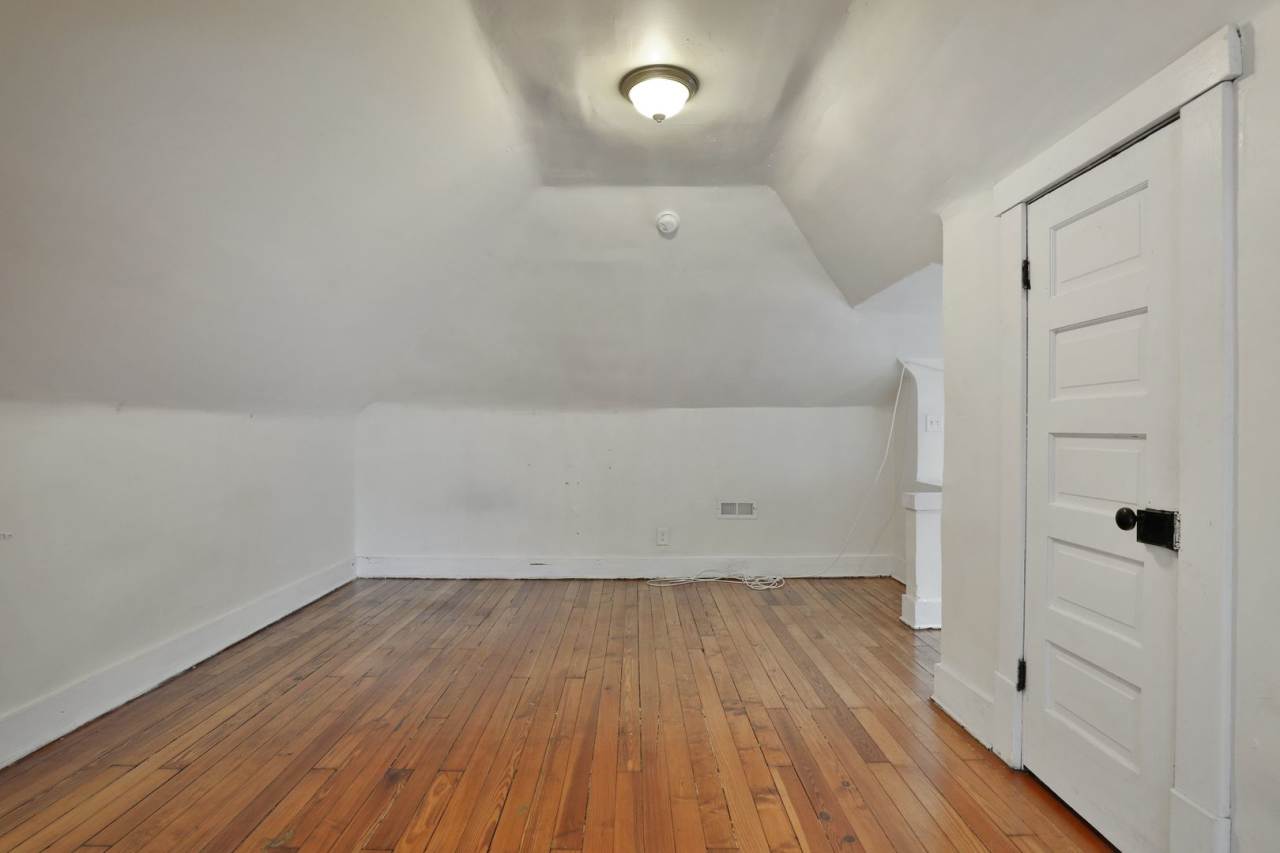 Great CENTRAL Location 5 Bedroom House - Virtual Showings Available