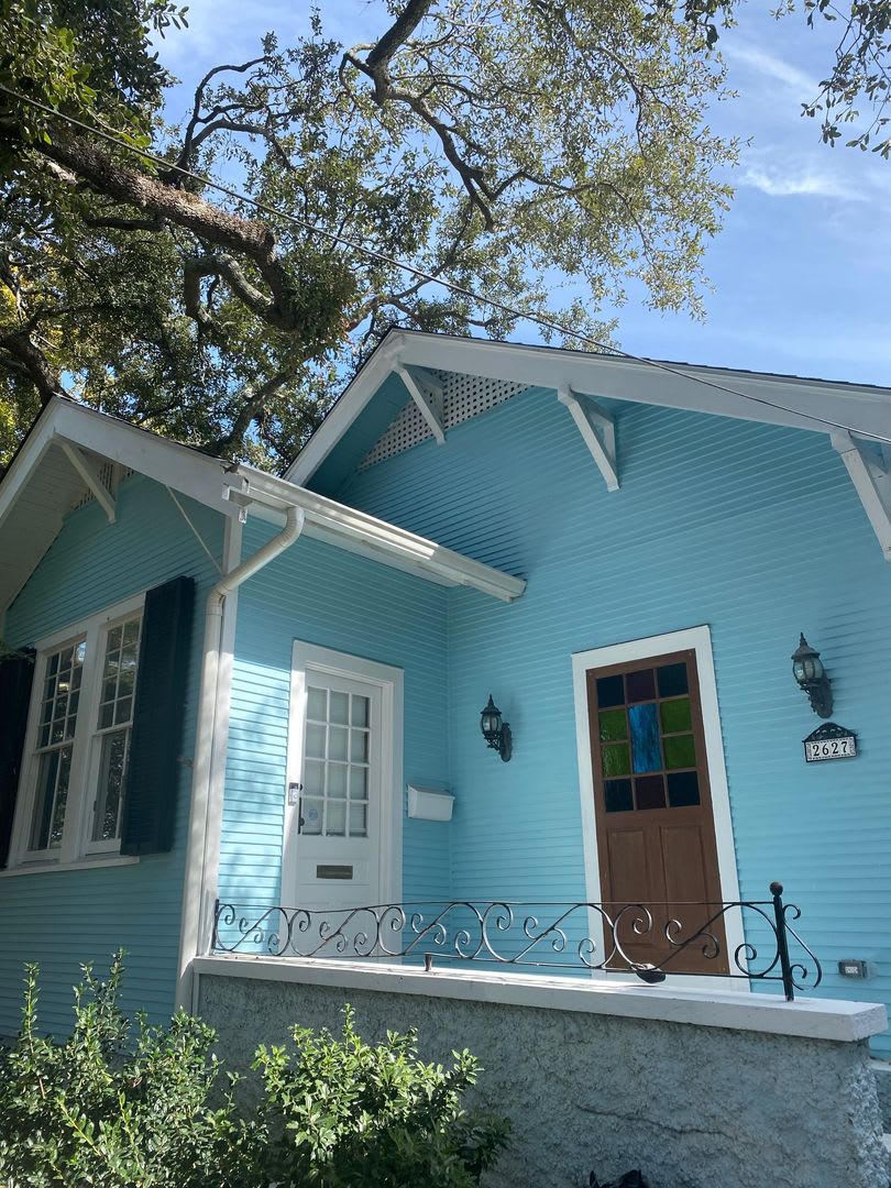 Renovated cottage in University area 2bed/2bath with all appliances, parking, and yard