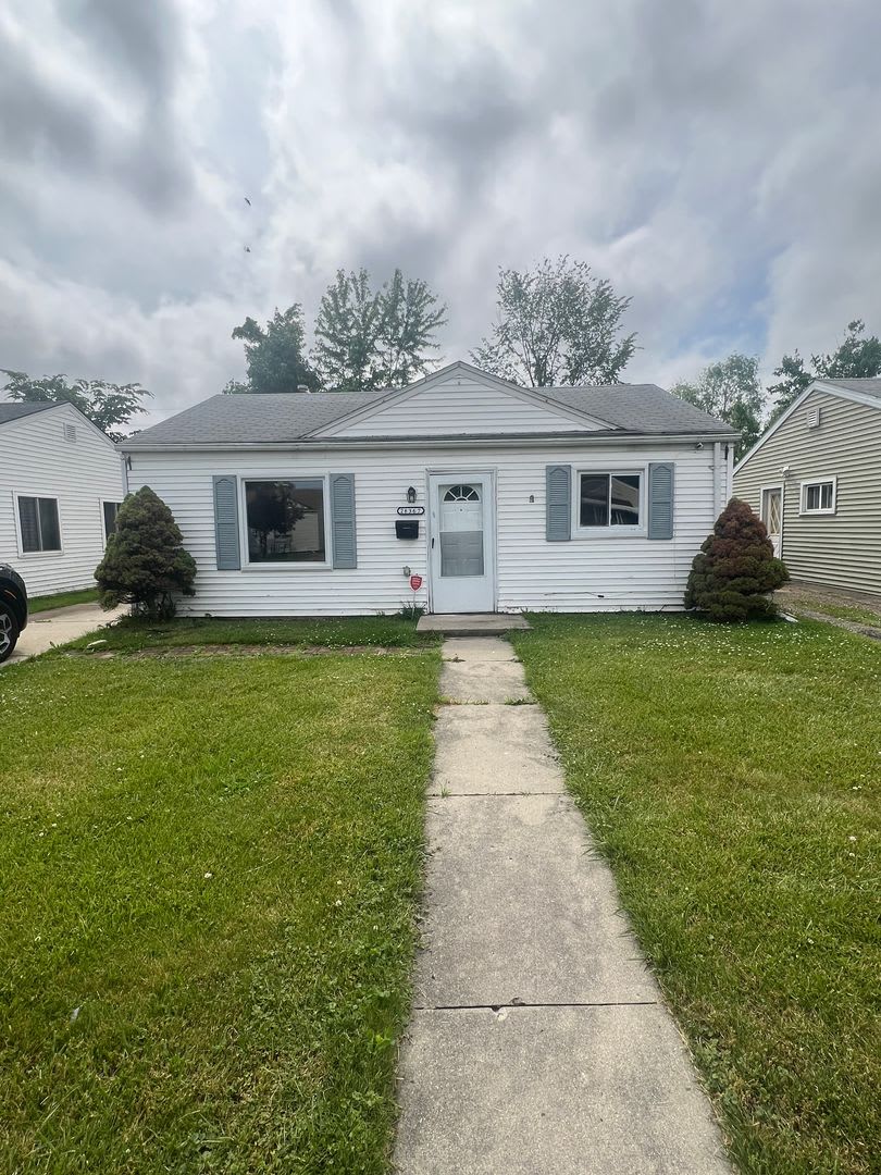28367 Waverly St, Roseville, MI 48066