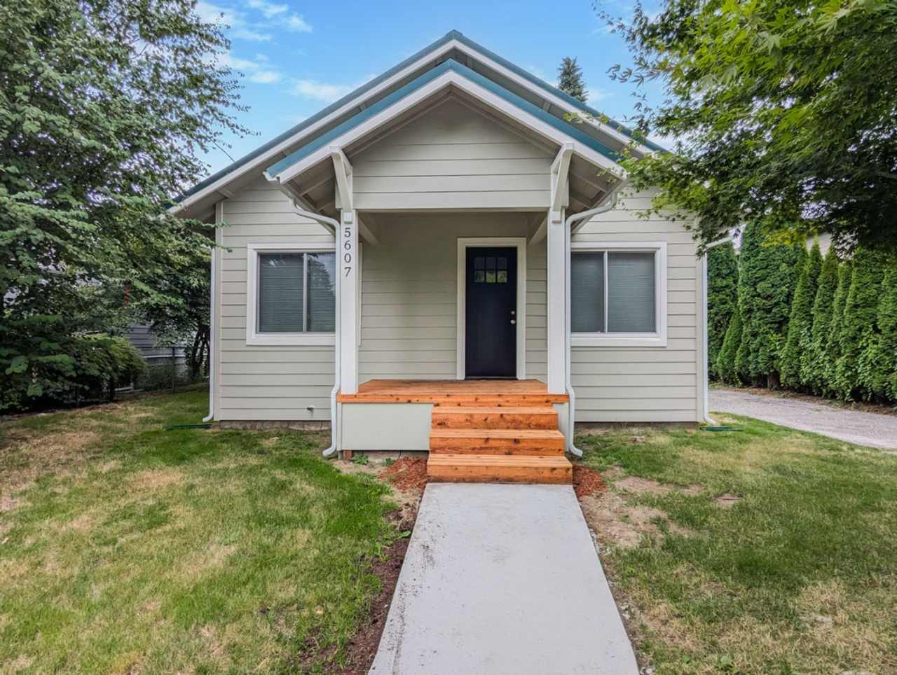 **Move-In Special** Charming  Recently updated 2 bed, 1 bath home!