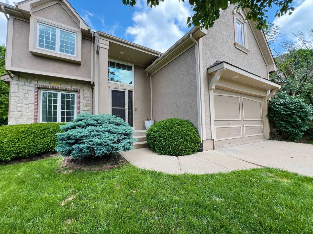 Charming 3-Bedroom Home with Spacious Backyard in Overland Park