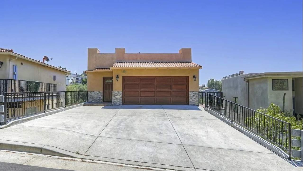 Modern Hillside 4Bed / 3.5 Bath Retreat with Stunning Views  Luxurious Amenities